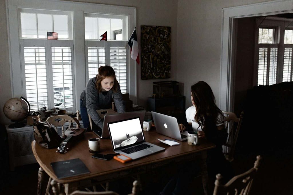 girls using macbook